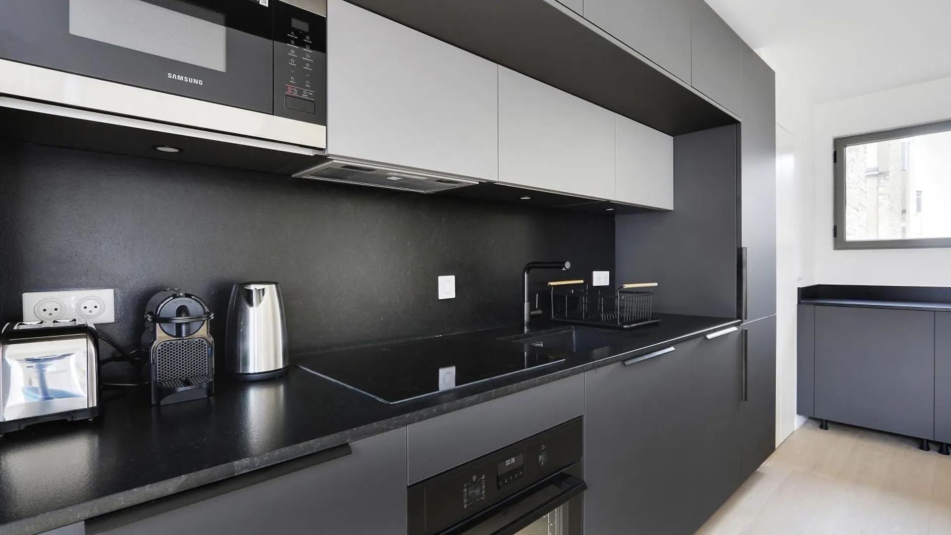 Pick A Flat's In Montmartre - Rue Ordener *